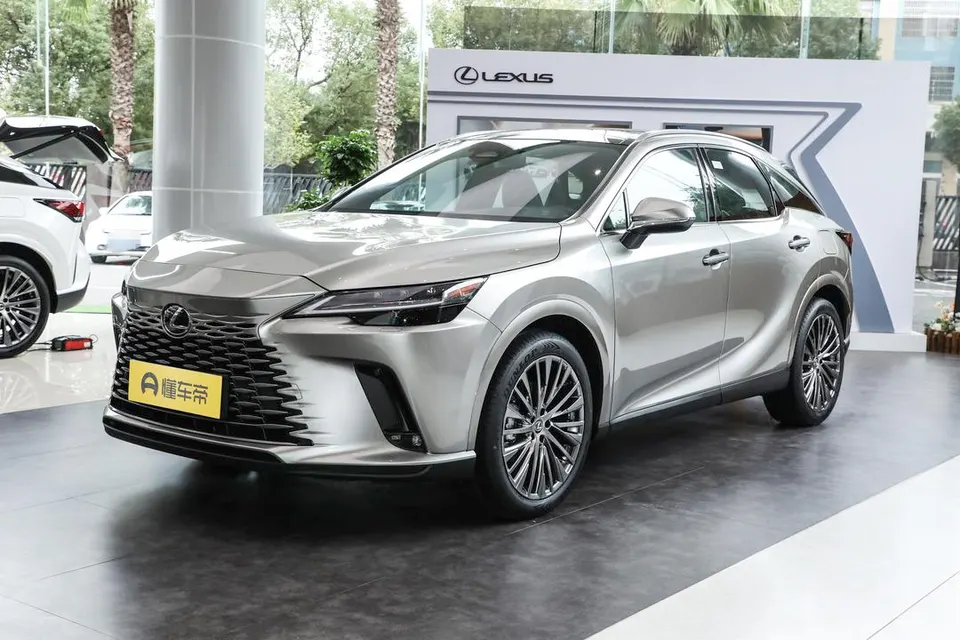 Lexus RX PHEV — пример автомобиля с китайского рынка; комплектация выбранного объявления может отличаться