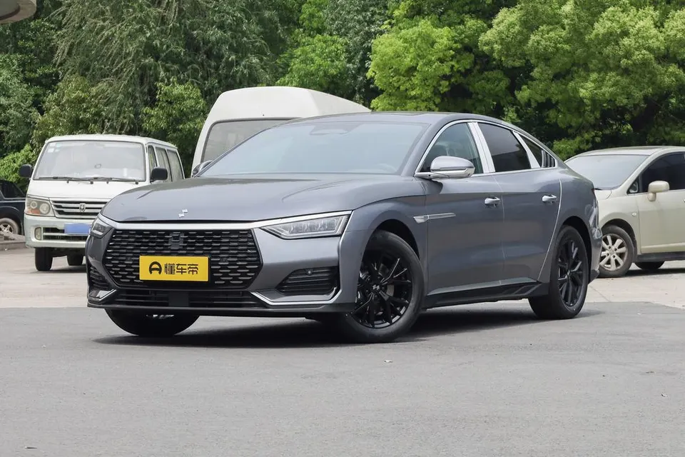 BYD Linghui e9 EV — пример автомобиля с китайского рынка; комплектация выбранного объявления может отличаться