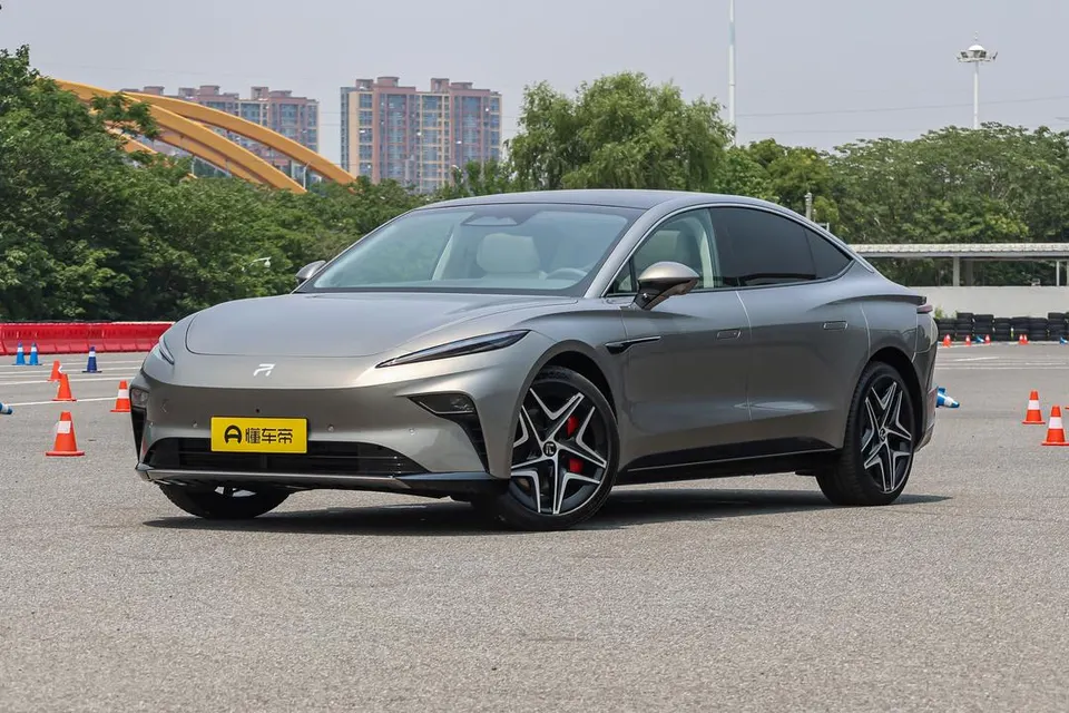 Rising Auto F7 — пример автомобиля с китайского рынка; комплектация выбранного объявления может отличаться
