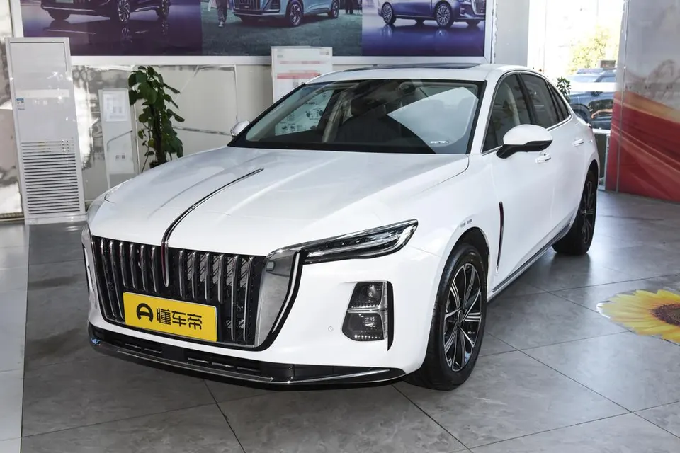 Hongqi H5 PHEV — пример автомобиля с китайского рынка; комплектация выбранного объявления может отличаться