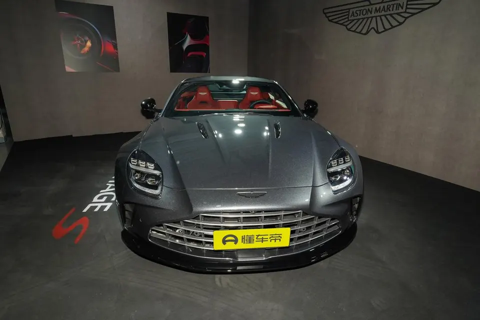 Aston Martin Vantage — пример автомобиля с китайского рынка; комплектация выбранного объявления может отличаться