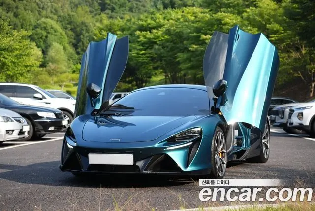 McLaren Artura — пример автомобиля с корейского рынка; комплектация выбранного объявления может отличаться