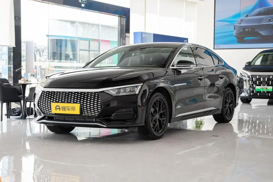 BYD e9 — пример автомобиля с китайского рынка; комплектация выбранного объявления может отличаться