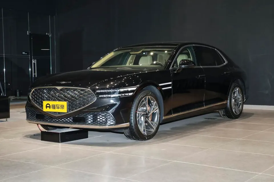 Genesis G90 — пример автомобиля с китайского рынка; комплектация выбранного объявления может отличаться