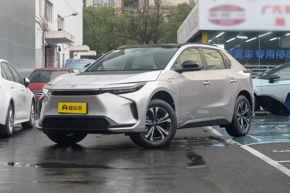 Toyota bZ4X — пример автомобиля с китайского рынка; комплектация выбранного объявления может отличаться