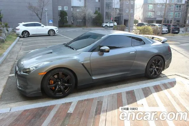 Nissan GT-R — пример автомобиля с корейского рынка; комплектация выбранного объявления может отличаться