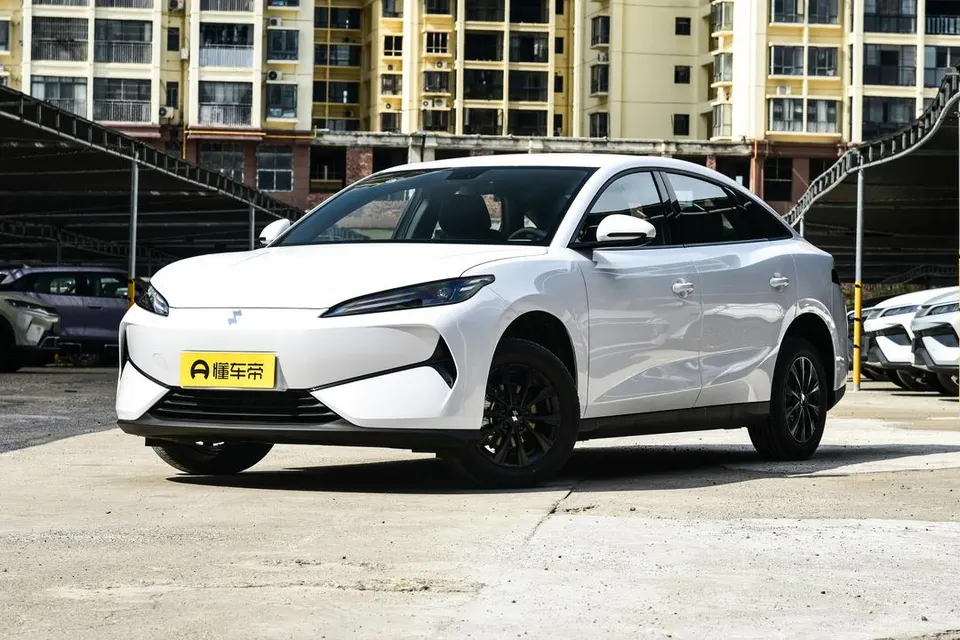 BYD Linghui e7 EV — пример автомобиля с китайского рынка; комплектация выбранного объявления может отличаться