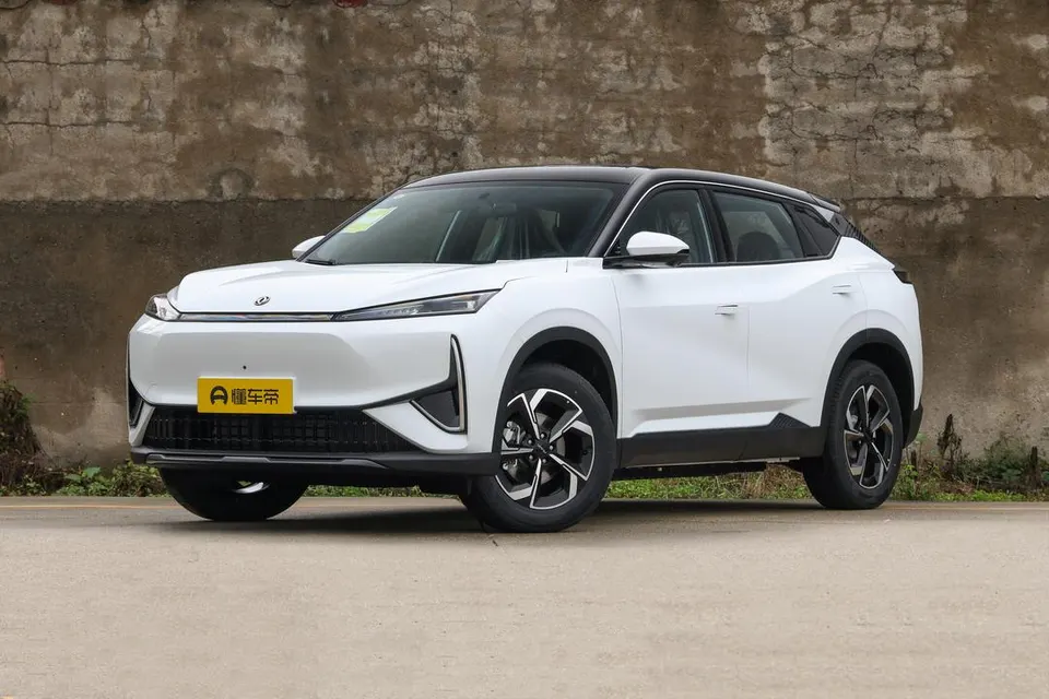 Dongfeng Aeolus L7 EV — пример автомобиля с китайского рынка; комплектация выбранного объявления может отличаться
