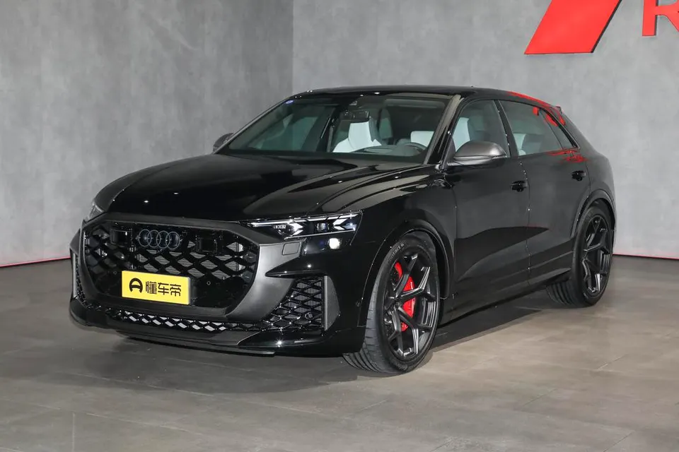 Audi RS Q8 — пример автомобиля с китайского рынка; комплектация выбранного объявления может отличаться