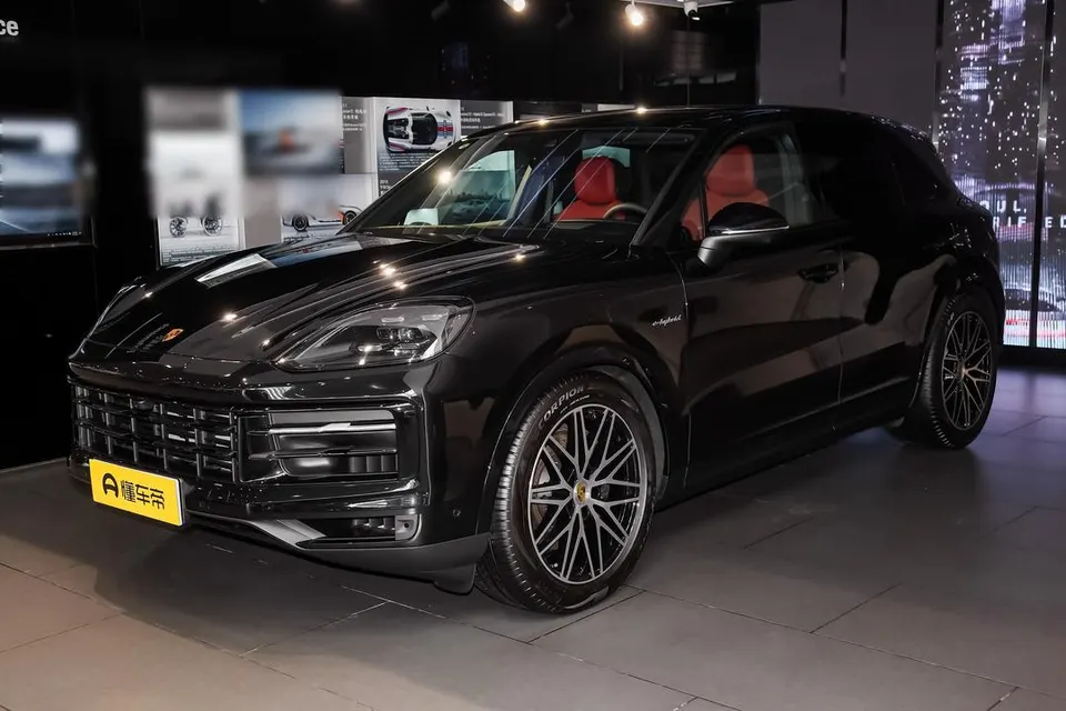 Porsche Cayenne E-Hybrid — пример автомобиля с китайского рынка; комплектация выбранного объявления может отличаться