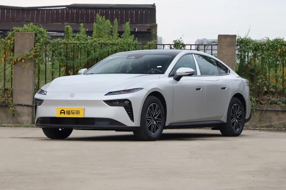 Dongfeng Aeolus E80 — пример автомобиля с китайского рынка; комплектация выбранного объявления может отличаться